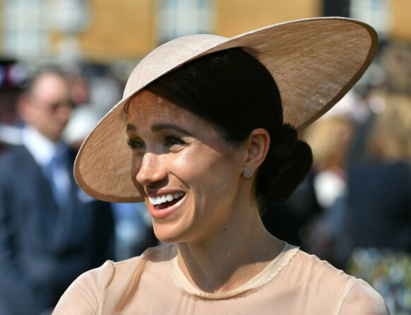 Da Meghan viste seg for første gang etter bryllupet, krasjet designerens nettside